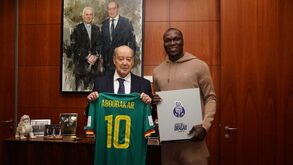 Aboubakar oferece camisola dos Camarões a Pinto da Costa: «Tratou-me como se fosse seu filho»