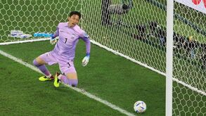 Neymar 'sentou' o guarda-redes da Coreia do Sul ao marcar um penálti