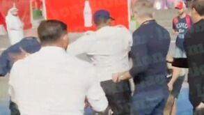 De cabeça perdida: Samuel Eto'o atira homem ao chão com um pontapé à saída de estádio no Mundial