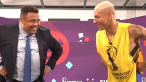 Richarlison ensina a Ronaldo a 'dancinha do pombo' e ainda presta tributo aos pés do ex-craque