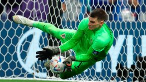 Herói croata pode ser pesadelo para De Gea: Manchester United equaciona contratação de Livakovic 