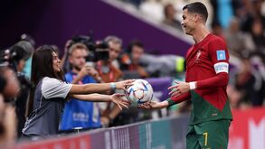 Um sorriso que diz tudo: momento entre Cristiano Ronaldo e apanha-bolas para mais tarde recordar