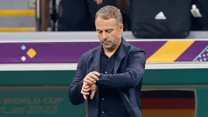 Saída de Oliver Bierhoff deixa Hansi Flick em risco