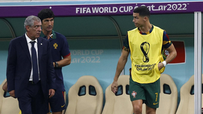 Cristiano Ronaldo chateado por ficar no banco