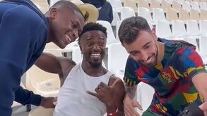 Bruno Fernandes e Nuno Mendes 'inverteram papéis' e procuraram adepto para tirar selfie