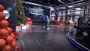 Shaquille O'Neal fez corrida com Kenny Smith e acabou... dentro de uma árvore de Natal
