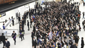 Jogadores japoneses recebidos no aeroporto por mar de gente e como heróis nacionais depois do desempenho no Mundial