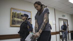 Basquetebolista Brittney Griner regressa aos Estados Unidos após troca de prisioneiros