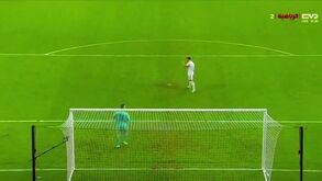 Menos mal que era a 'feijões': Rayan Cherki tentou uma 'panenkada' e... correu muito mal