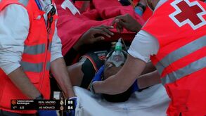 Enorme susto na Euroliga: jogador do Monaco saiu de maca e teve de receber oxigénio