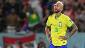 Pelé pede a Neymar que continue na seleção brasileira