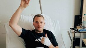 Manuel Neuer fratura perna direita a esquiar e diz adeus à temporada
