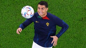 Está fora do onze e é o foco das objetivas: Ronaldo centra todas as atenções no aquecimento de Portugal