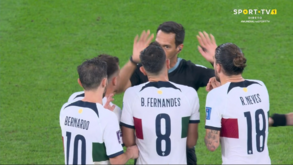 Jogadores de Portugal 'cercaram' árbitro ao intervalo e pediram penálti sobre Bruno Fernandes