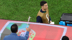Adepto atirou água a Cristiano Ronaldo e foi obrigado a sair pelo segurança