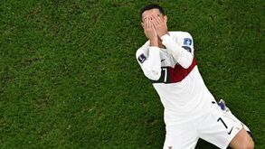 Cristiano Ronaldo é o primeiro a sair e deixa relvado sem cumprimentar ninguém