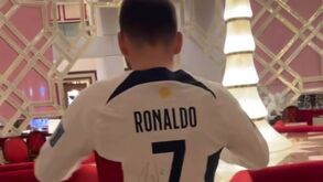Fã brasileiro veste camisola que Ronaldo usou no Mundial e há quem pergunte: «Ele é cheiroso mesmo?»