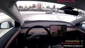 Colocaram um Tesla no meio de uma estrada com neve e... aconteceu isto