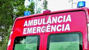 Viatura soterrada no IC17 após aluimento de terras: duas pessoas foram hospitalizadas
