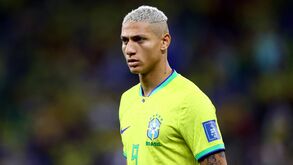 Richarlison mostra tatuagem nas costas com as caras de Ronaldo e Neymar