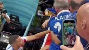 Mbappé deixou adepto atordoado após acertar-lhe com bolada