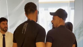 Ferdinand reencontrou Verón, deu-lhe uma 'peitada' e... aconteceu isto