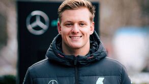 Mick Schumacher assina pela Mercedes