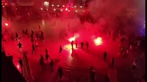As impressionantes imagens dos confrontos em Paris após o França-Marrocos