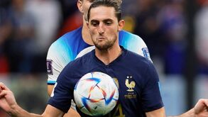 O menino da mamã: Rabiot quer rumar ao Barcelona... se a progenitora deixar 