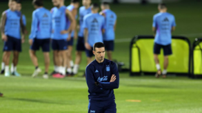 Scaloni testa linha de cinco na retaguarda a pensar em Mbappé