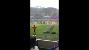 Caos no dérbi de Melbourne: guarda-redes devolve tocha atirada pelos adeptos e acaba agredido