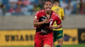 Vitor Roque é caso sério: «Tem mudança de direção em velocidade muito semelhante à do Neymar»