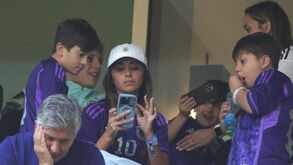 Vestidos a rigor: mulher e filhos de Messi já estão nas bancadas do Lusail Stadium para assistir ao Argentina-França