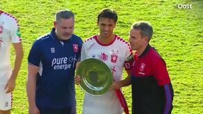 A emotiva despedida de Bryan Ruiz: marcou e deu lugar ao filho que também fez o gosto ao pé