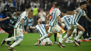 Argentinos festejaram 3º título mundial... em lágrimas: abraços a Messi e o desconsolo de Mbappé