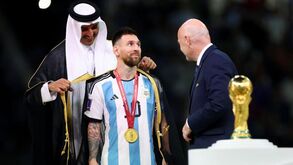 O que significa o traje que Messi vestiu antes de erguer o troféu de campeão do Mundo