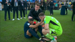 Emiliano Martínez interrompeu festejos para consolar Mbappé: gesto corre o Mundo