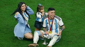 A festa dos jogadores argentinos no relvado com as respetivas famílias