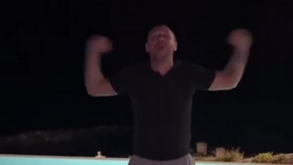 Antonio Cassano celebra título mundial de Messi com um mergulho bem gelado
