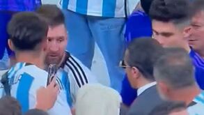 Serve bifes banhados em ouro e tira Messi do sério na festa do título da Argentina