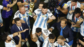 Jogadores argentinos fizeram a festa na zona mista com banhos de champanhe