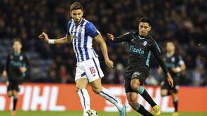 Grujic dava um Dragão de Ouro a Diogo Costa