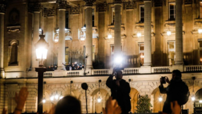 Seleção francesa recebida por milhares em festa em Paris mesmo sem o título no regresso