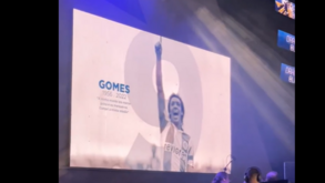 Fernando Gomes aplaudido de pé no Dragão Arena por todos os presentes