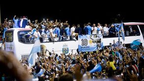 Imagens impressionantes: Seleção argentina recebida em casa por multidão de adeptos