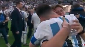 Quem é a mulher que tanto abraçou Messi durante a festa no relvado? História afinal estava mal contada