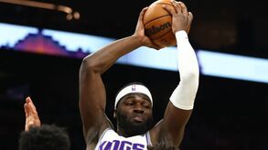 Neemias Queta marca primeiros dois pontos da época na derrota com os Hornets