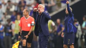 Gritaria, murro na mesa e dedo ferido: a bronca de Deschamps no balneário no intervalo da final