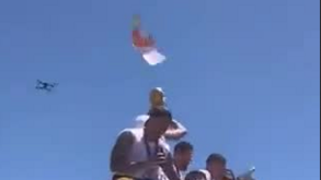 Quem pode... pode: Papu Gómez atira notas pelo ar durante a festa da Argentina
