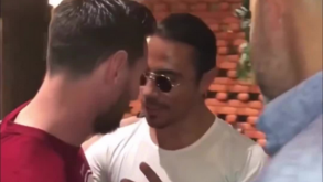 Salt Bae responde aos críticos com vídeo ao lado de Messi no seu restaurante